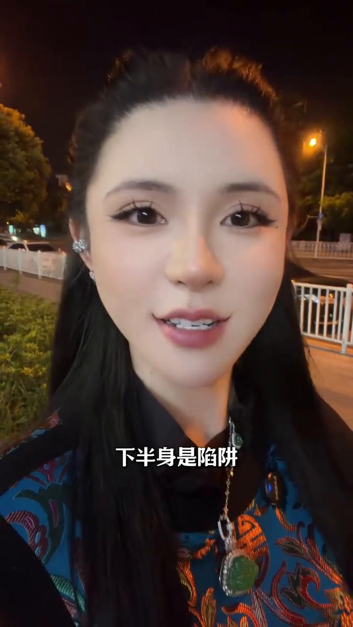察言观色。
好色的女人腿都粗，话少的女人心都狠，害羞的女人心地都善良。考察男人就