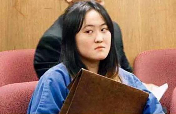 2015年，一名中国女留学生因殴打同学被美国警方抓捕，被抓时她竟然还叫嚣着：“我
