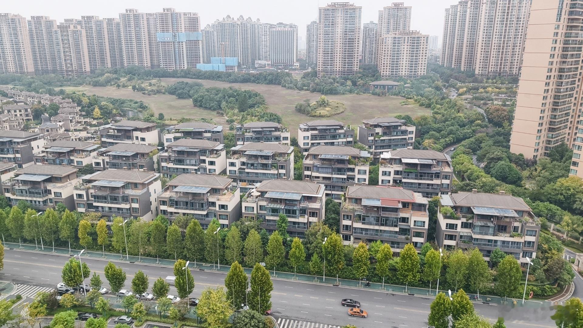 以前买房子，总觉得买的越高越有面子，买的越高就越高档。现在觉得买房子，买的越低越