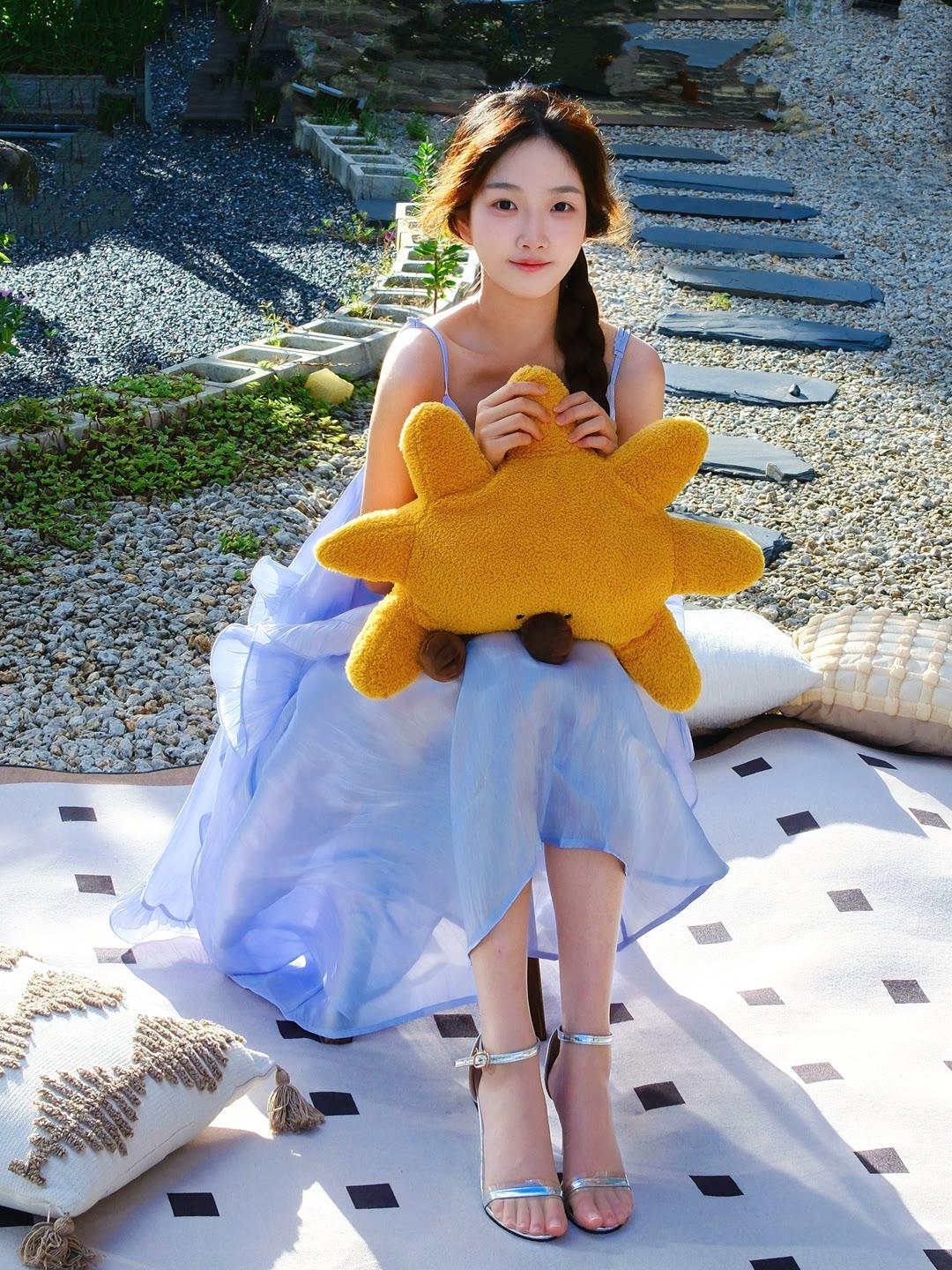 这条浅蓝色连衣裙也太漂亮了吧，清新淡雅，露肩的设计更是增添了一份性感和甜美。