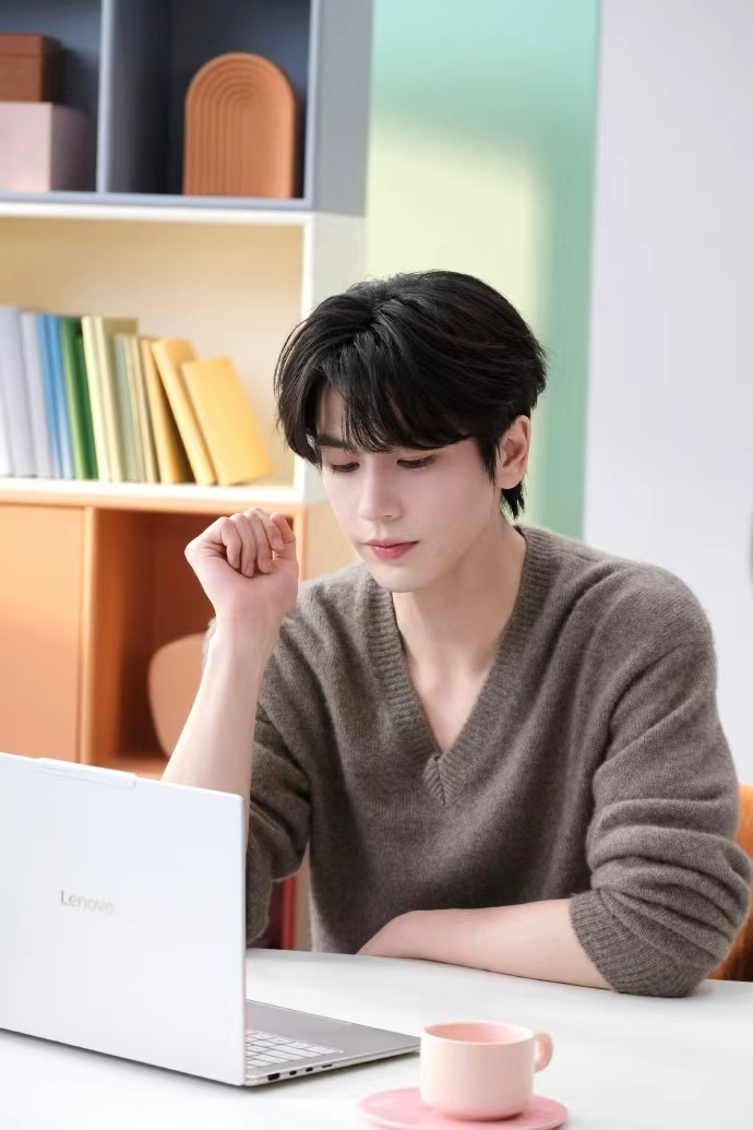 张凌赫驼色毛衣 张凌赫驼色毛衣look,张凌赫拍摄花絮照送达，驼色毛衣温柔十足，