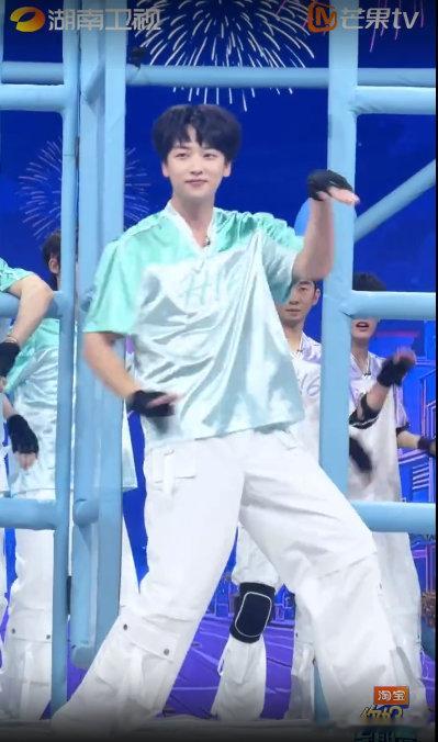 吴泽林cha勇鹅摇你好星期六 吴泽林化身勇鹅开启欢乐之舞，cha起勇鹅摇超带劲。