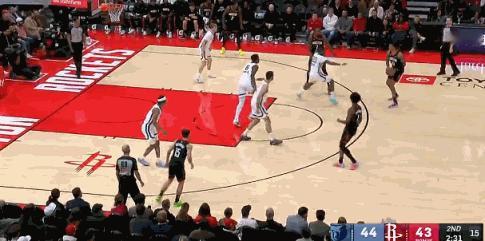 阿门抢篮板！！先出界！！ 