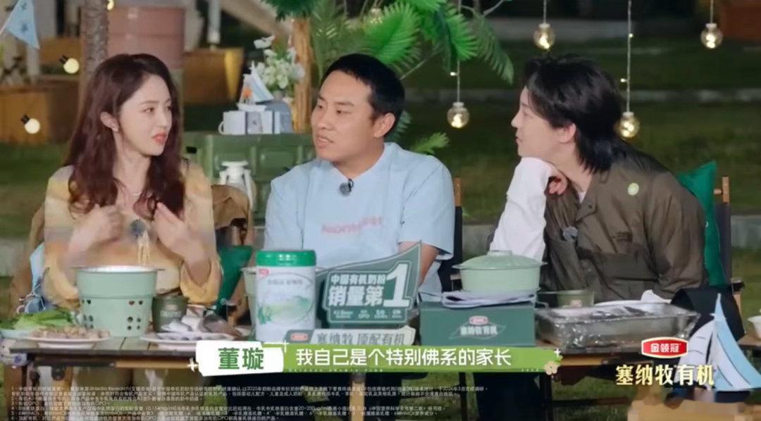 董璇被小酒窝安排明白了别人出门都是家长带娃游玩，董璇家刚好反过来，妥妥女儿带队出