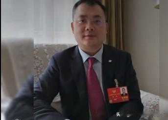 福耀玻璃新掌门人曹晖是中国国籍。
虽然，曹晖留学美国，毕业于美国贝克工商管理学院
