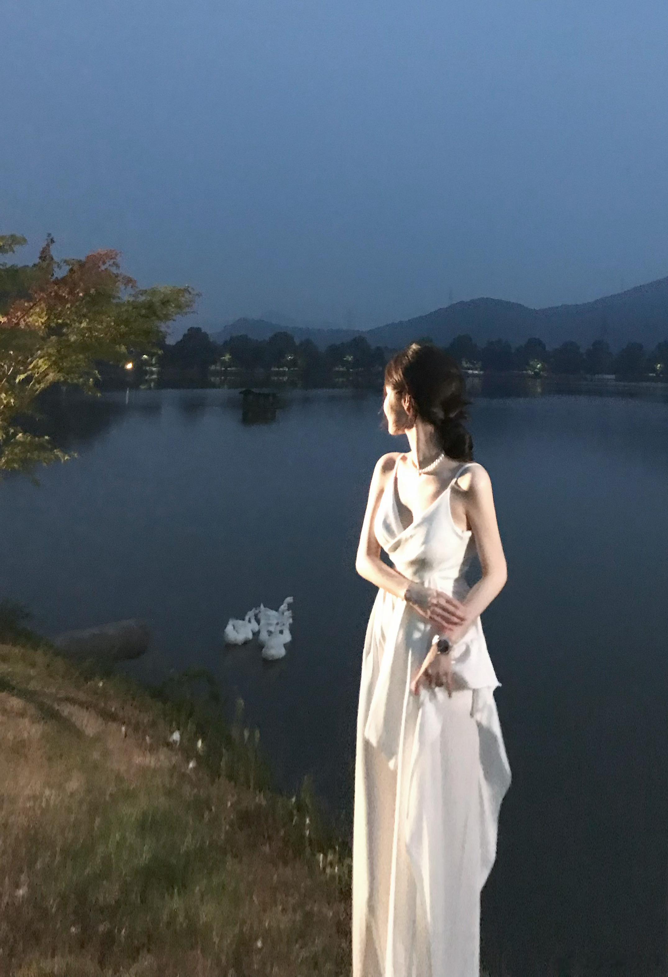 这是第一次 爱一个人爱的如此慷慨又自私 ​​​