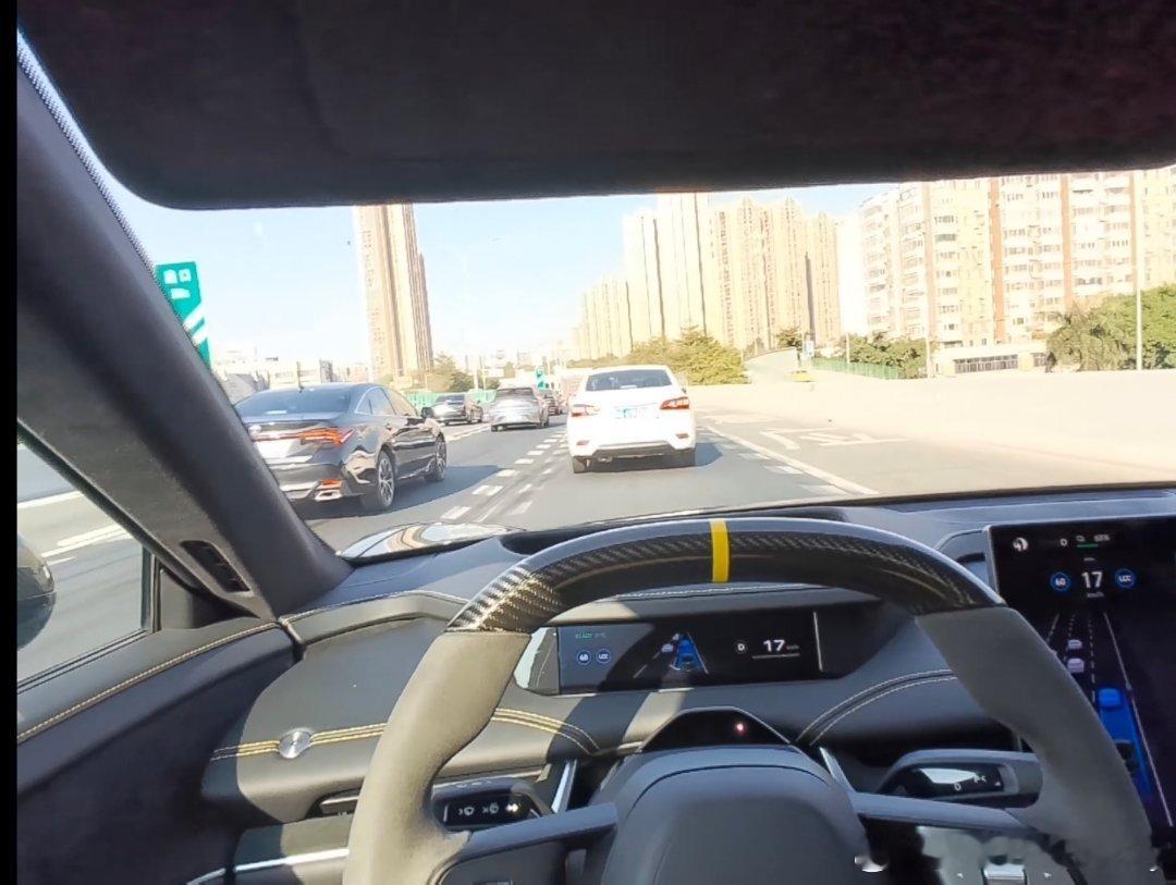 最近试了理想的Ai 👓不知道是不是车企的原因，这个视角是我认为开车非常适合的，