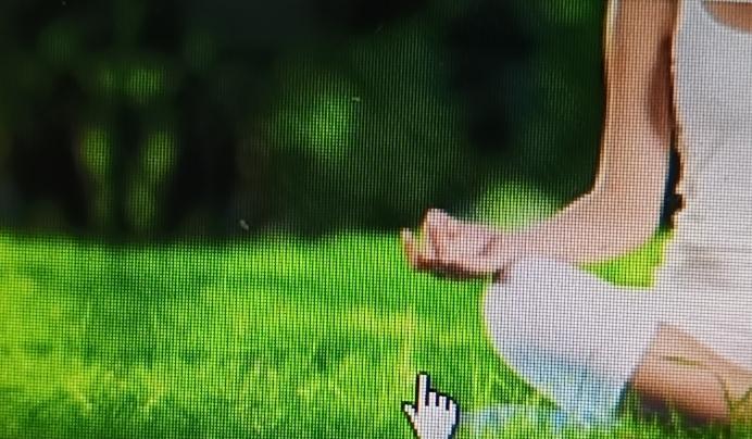 维持养生其实不难，我有一套自己的方法。作息上，我坚持23点前入睡养肝护肤，早上醒