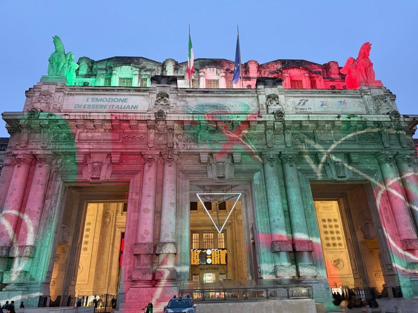 冬奥会 米兰中央火车站门口一个很大的中国品牌展厅。以及一个补好了的大苹果。 