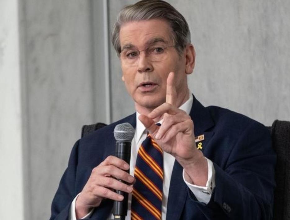 美国财长激动坏了：“中国再也无法卡我们脖子了”。日前，美国财长贝森特走访了美国南