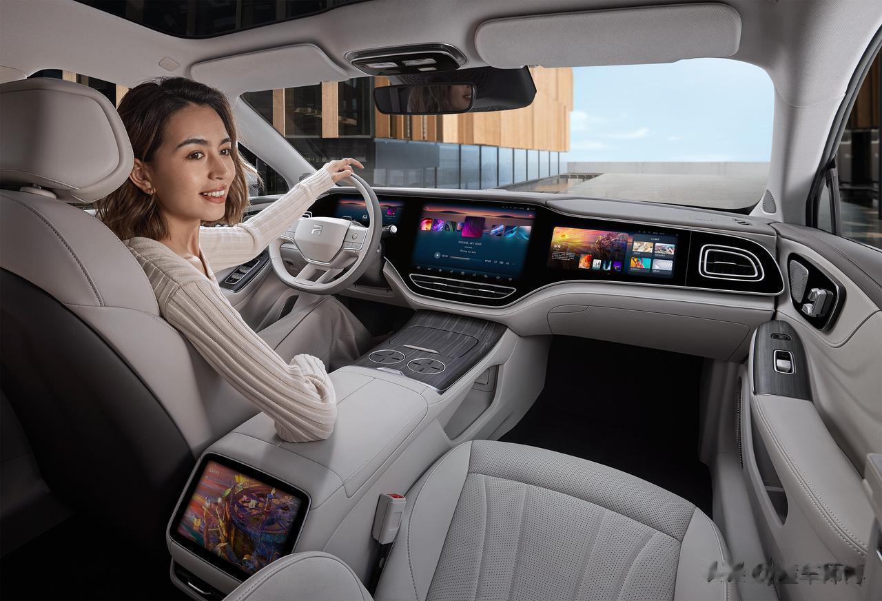 #20万级中大型电轿超值之选# 飞凡F7的车内空间有以下几个特别之处：首先，飞凡