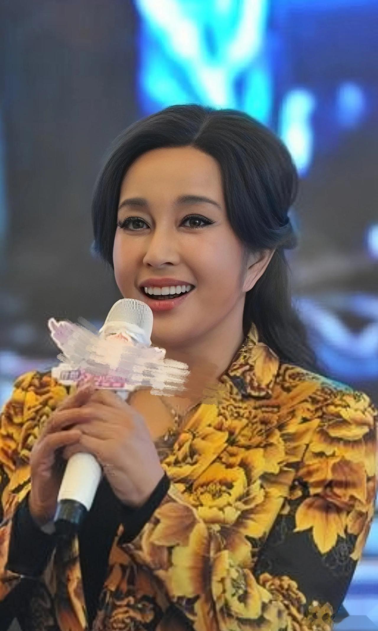 知名演员刘晓庆，61岁嫁给了追求自己20年的王晓玉，王晓玉不仅是商人，父亲是黄埔