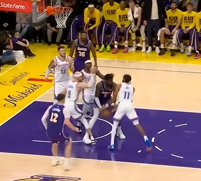 艾顿这个错误习惯，太低级了

前场篮板掉手里，人在篮筐下面，在对手几个后卫的包围