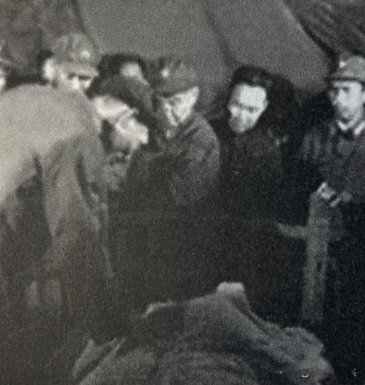 1976年5月29日，云南龙陵、潞西一带连续发生7.3级和7.4级强震，造成98