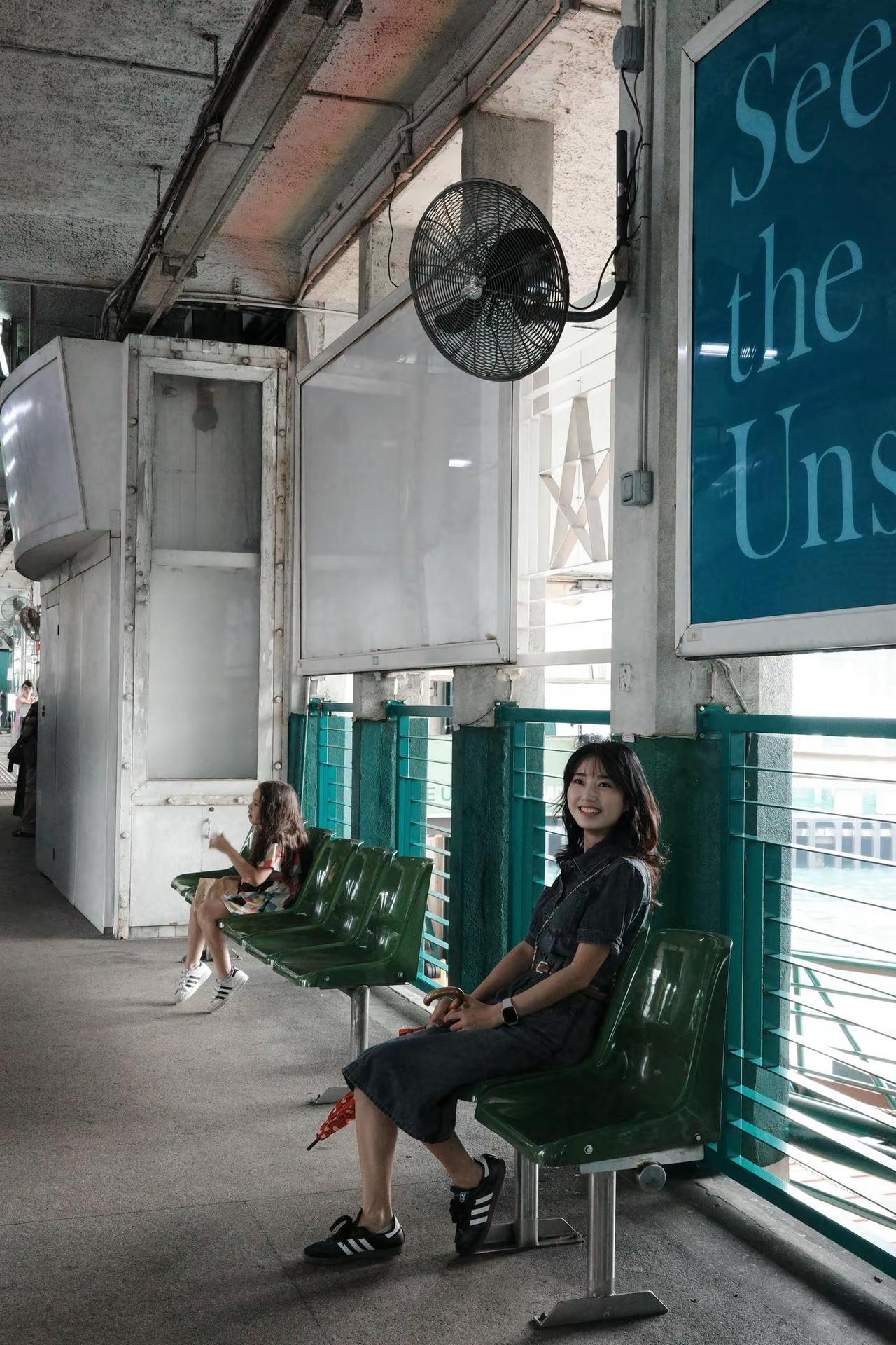 身边的人都交卷了，我笔没有，纸也没有。复古站台 港风地铁 咖啡与穿搭的治愈时刻 