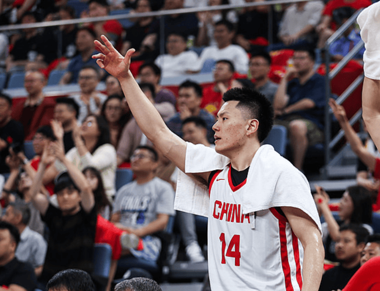 李弘权出战23分钟，三分2中1、罚球2中1得到4分2篮板
