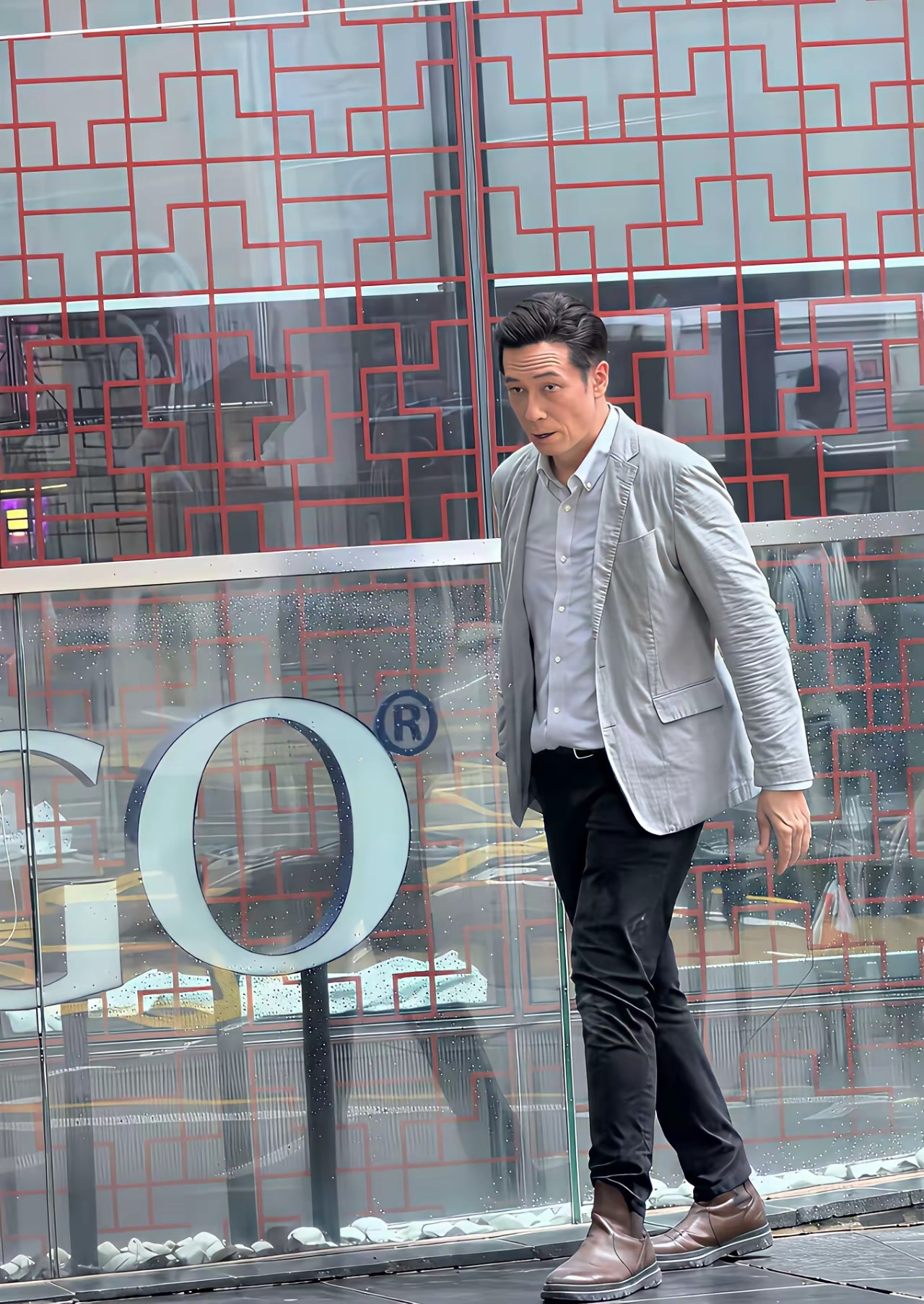据说，他曾是香港红极一时的顶流！ 
