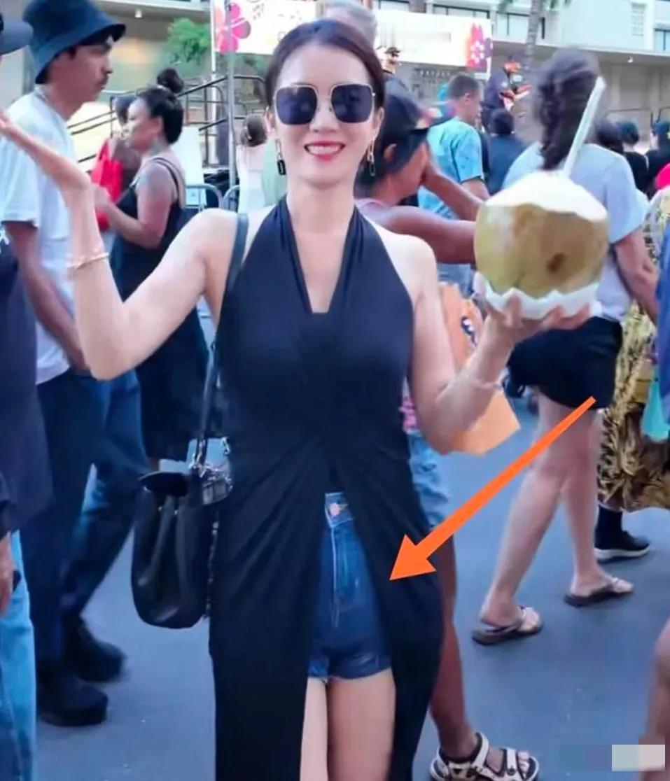 风姿绰约，珠辉玉丽的富婆李念带娃逛集市，小腹隆起被怀疑四胎，13岁的大女儿棕色长