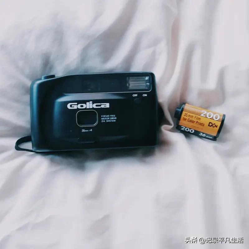 我收藏的老旧物品书桌抽屉深处躺着一台褪色的胶片机，金属外壳布满细密划痕，镜头蒙着