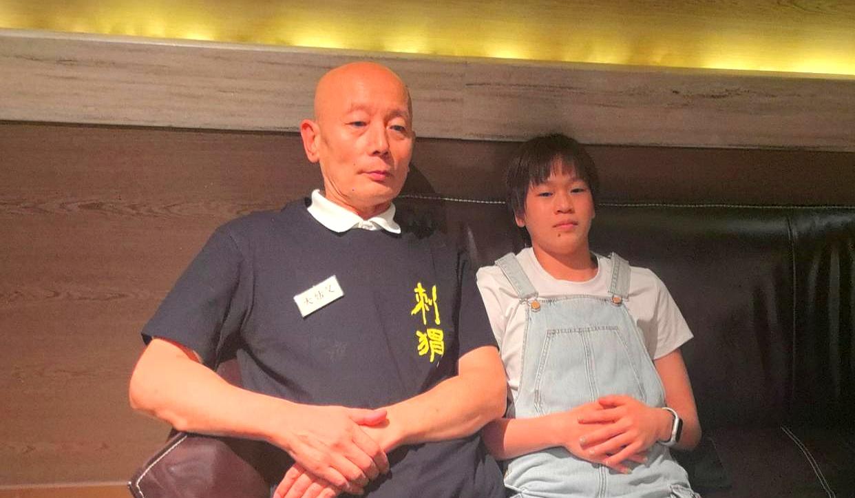 葛优这就“红光满面”了？
 

站在全红婵旁边，这位演艺圈的“定海神针”愣是笑成