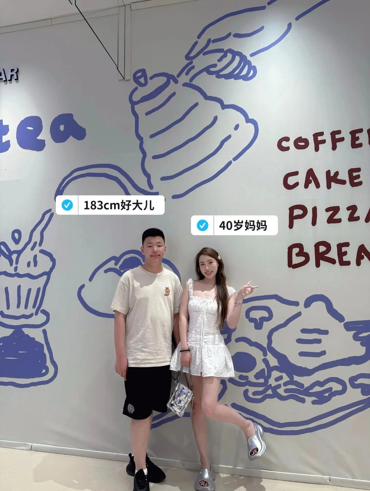 40岁 无妈感穿搭忘记年龄
你不该被数字定义
别再说什么“这个年龄该做什么”
你