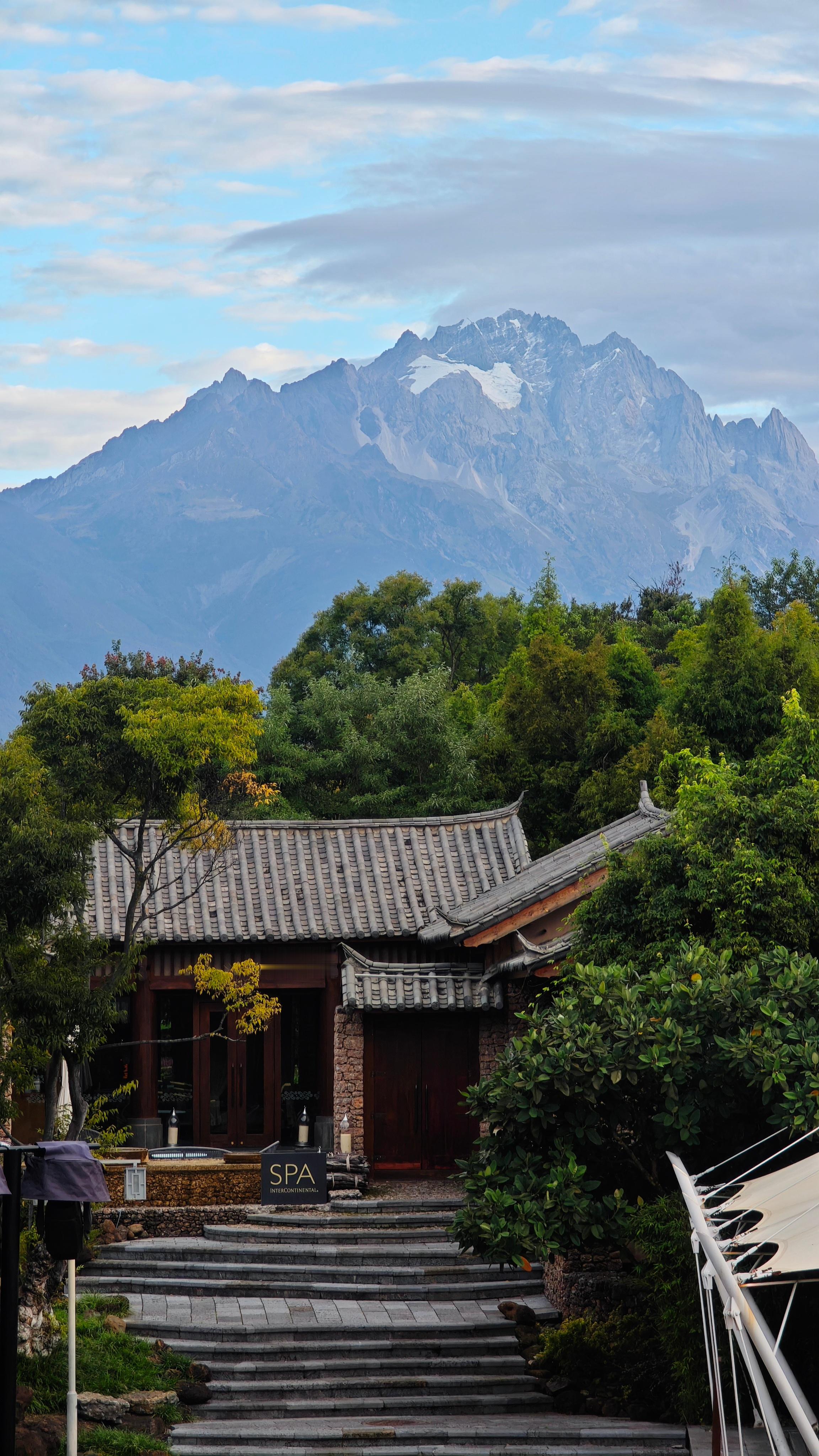 丽江，是真的美啊！只是我看不到日照金山，可是雪山之巅倒是看到了[笑而不语]也是一