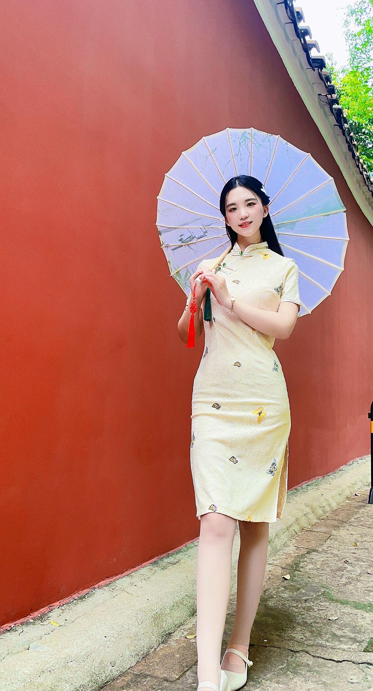 温馨提示，浏览我的朋友圈时请务必带上游泳圈，因为我害怕你坠入爱河
美女 旗袍 古