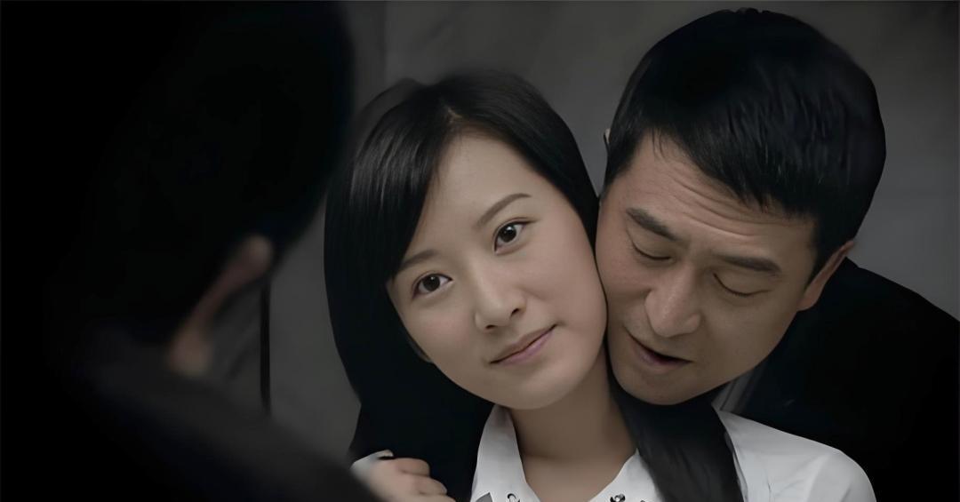 《蜗居》最细思极恐的，是海藻的堕落全程没有坏人。
老板陈寺福只安排了一次饭局。