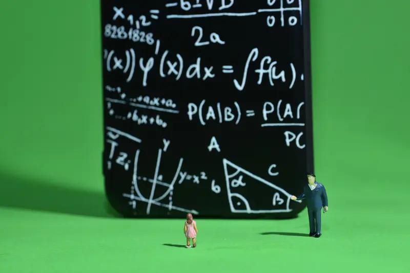 想提高小孩子的学习兴趣，得用点巧劲儿。我觉得可以把学习和游戏结合起来。比如学数学