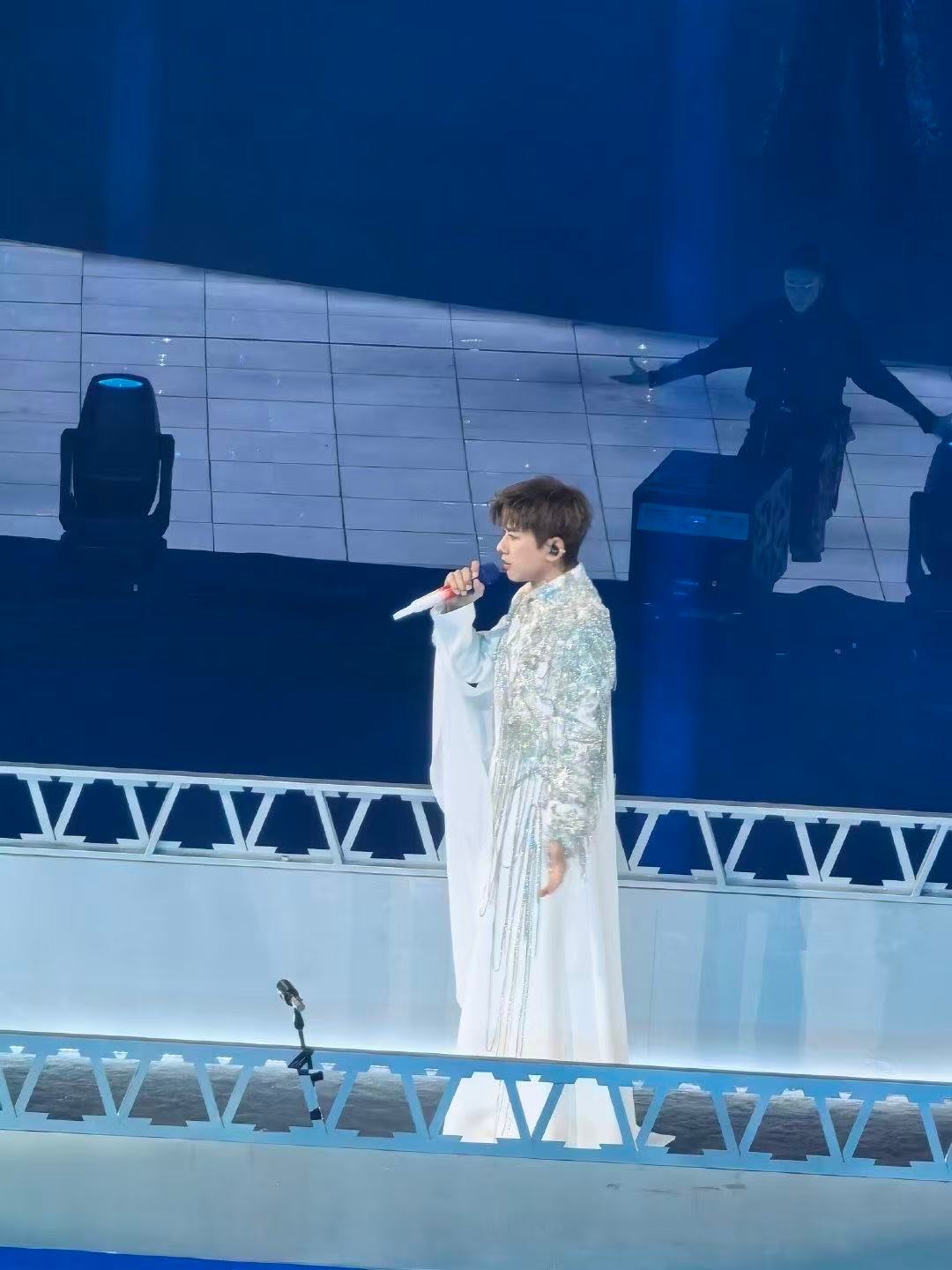 一个字概括张杰鸟巢演唱会真的找不到多余词汇形容，一个字概括张杰鸟巢演唱会，牛，现