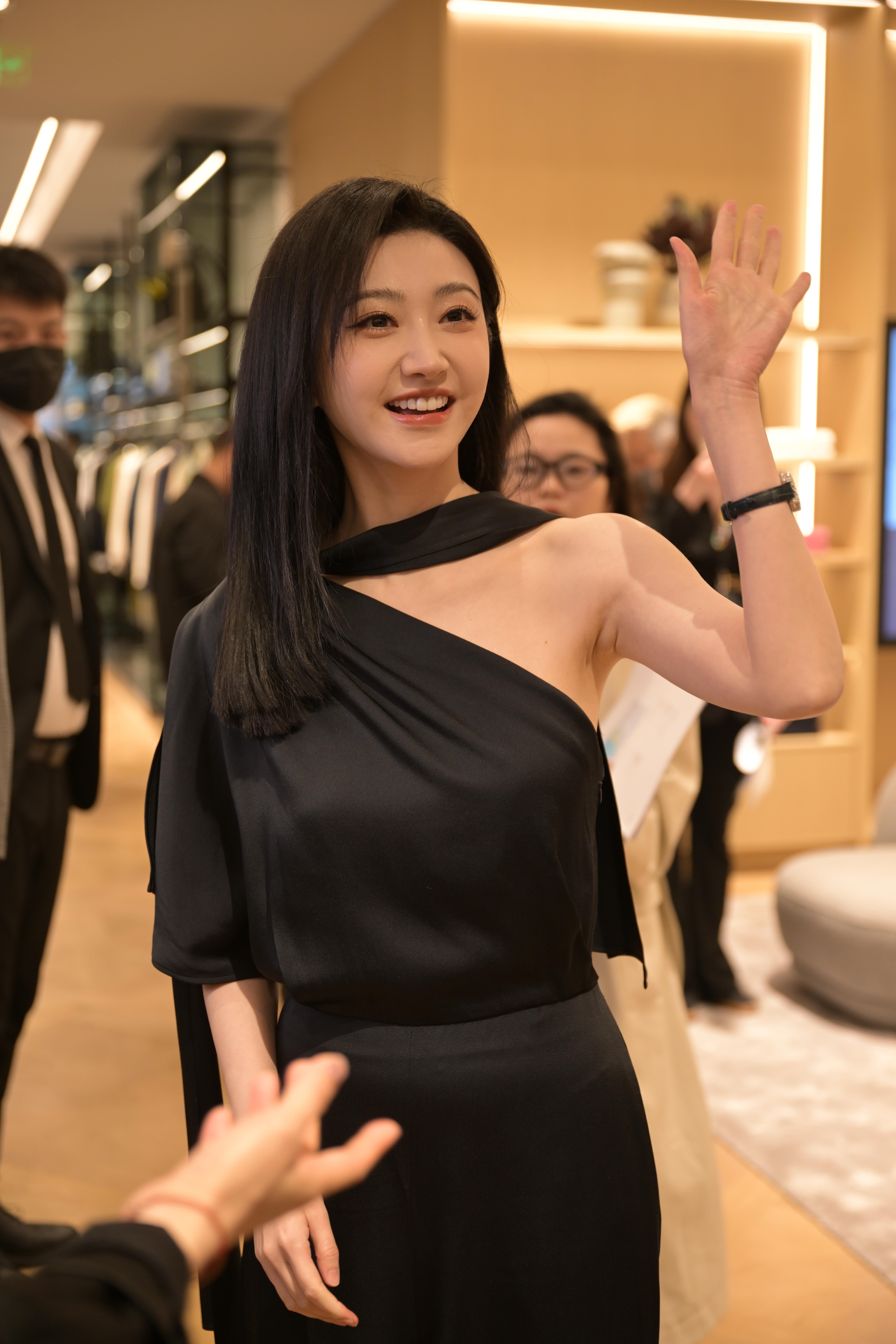 BOSS上海时尚新地标 亮相首家中国旗舰店盛大启幕，全员优雅简约大方的穿搭与品牌