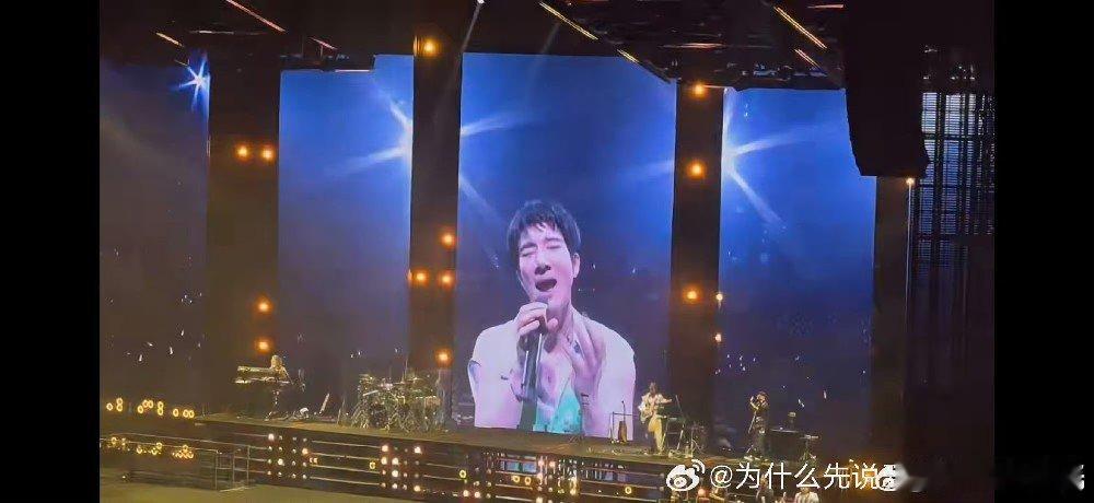 别人镜头签王力宏镜头亲 王力宏这总导演当得超牛！竖屏高清大屏把舞台变得超生动，镜