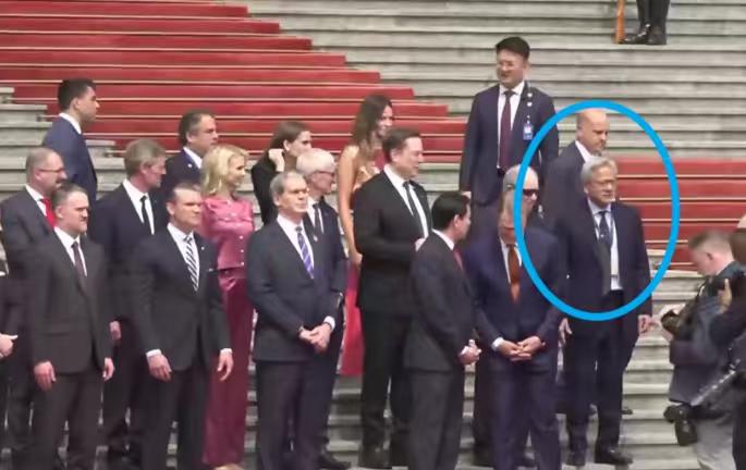 美国这些商业大佬，个个都是人精，就拿黄仁勋来说，他习惯穿皮衣，即便去见特朗普的时