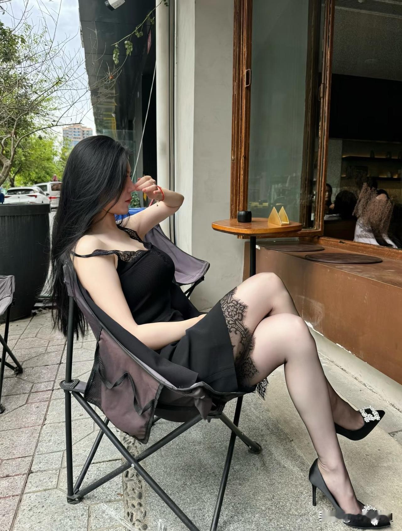 一位社会观察家说:
单位里稍有姿色，花枝招展的女同事，你千万得罪不起！不管是五六