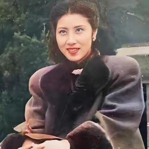 她19岁为张灵甫守寡，张灵甫死后蒋经国想趁虚而入，屡次三番骚扰，王玉龄无奈之下只