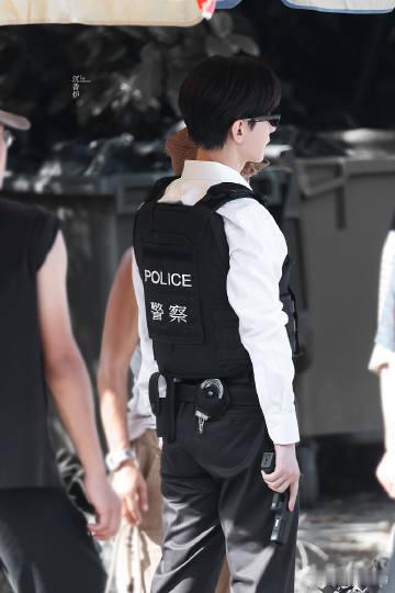 成毅无边框眼镜熟男感戴上无边框眼镜的成毅跳出古装固有滤镜，通透镜片完整展露精致五