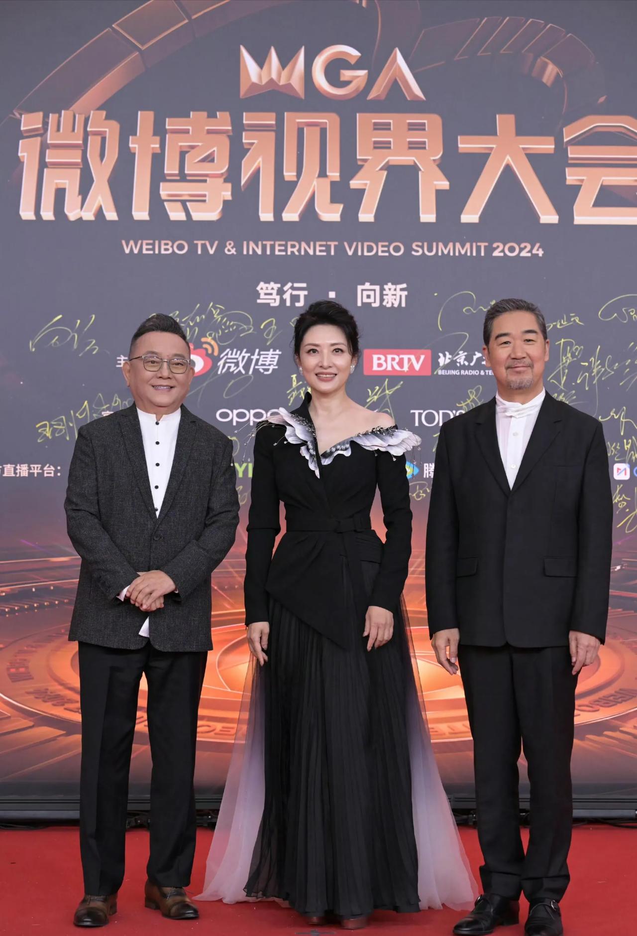 照片中的三位都是老艺术家的代表人物。左右两边的男士是影视界的大咖级演员。中间的美