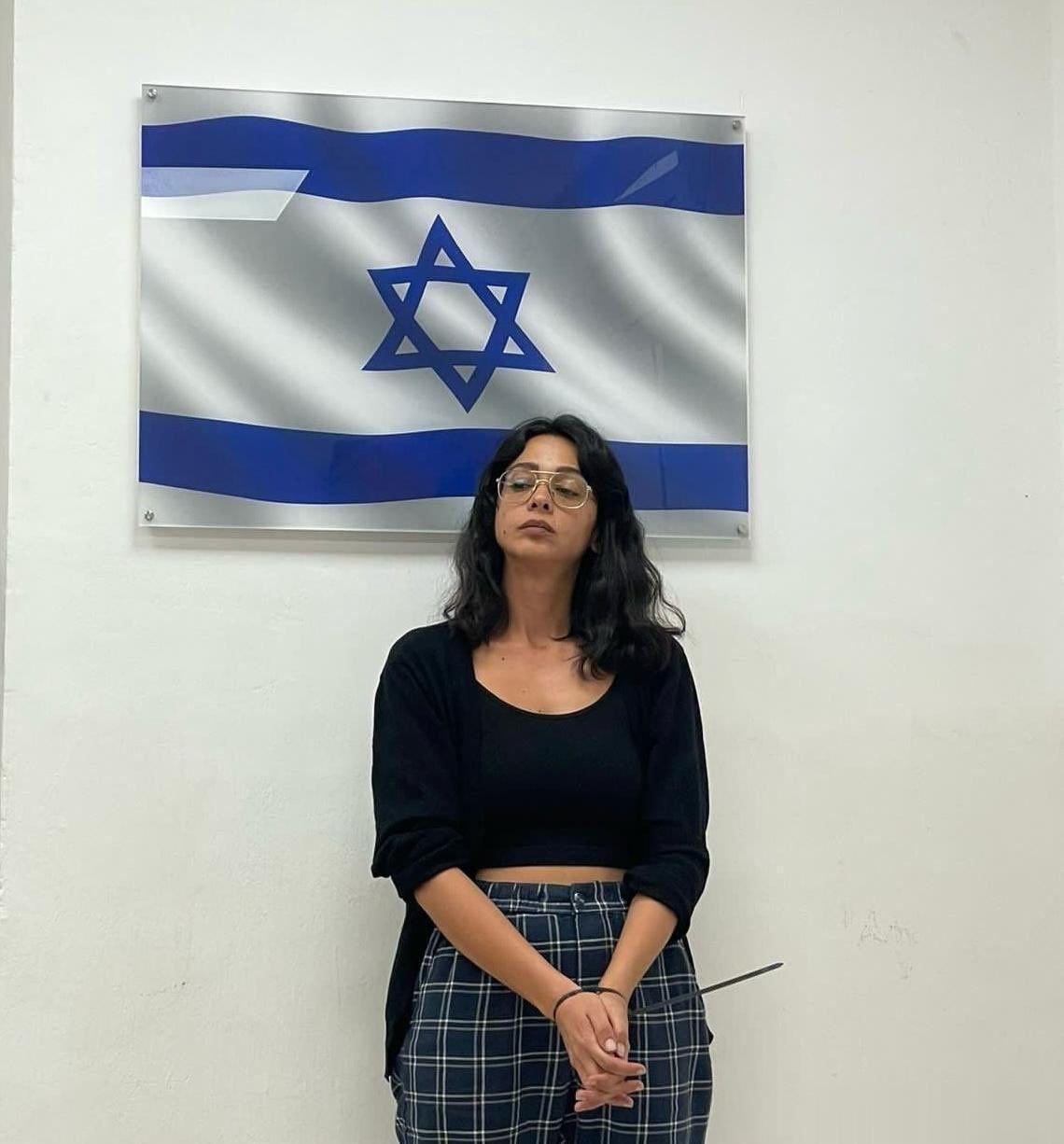 图中被以色列警方绑住双手的女人叫麦萨·阿卜杜勒·哈迪，是一名以色列演员，但祖籍某