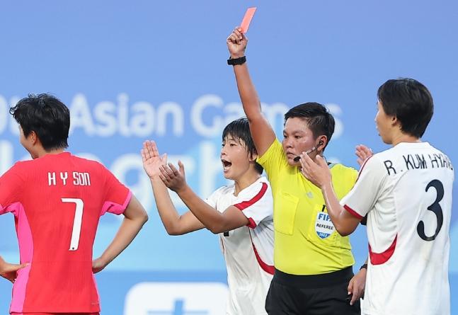 #韩国社会#【韩国女足主教练称韩国队遭遇不公正待遇】

在朝鲜半岛南北德比对决中