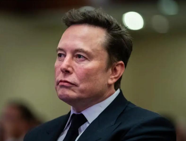 很多人笑话马斯克不懂政治，花了大把美金支持老铁，结果两人还闹翻了。现在才发现，原