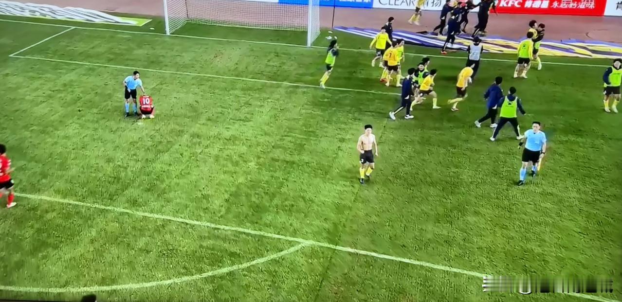 恭喜泰州夺冠！生活就是这样，意外总是会来。南通明年再战吧！

点球大战，南通先失