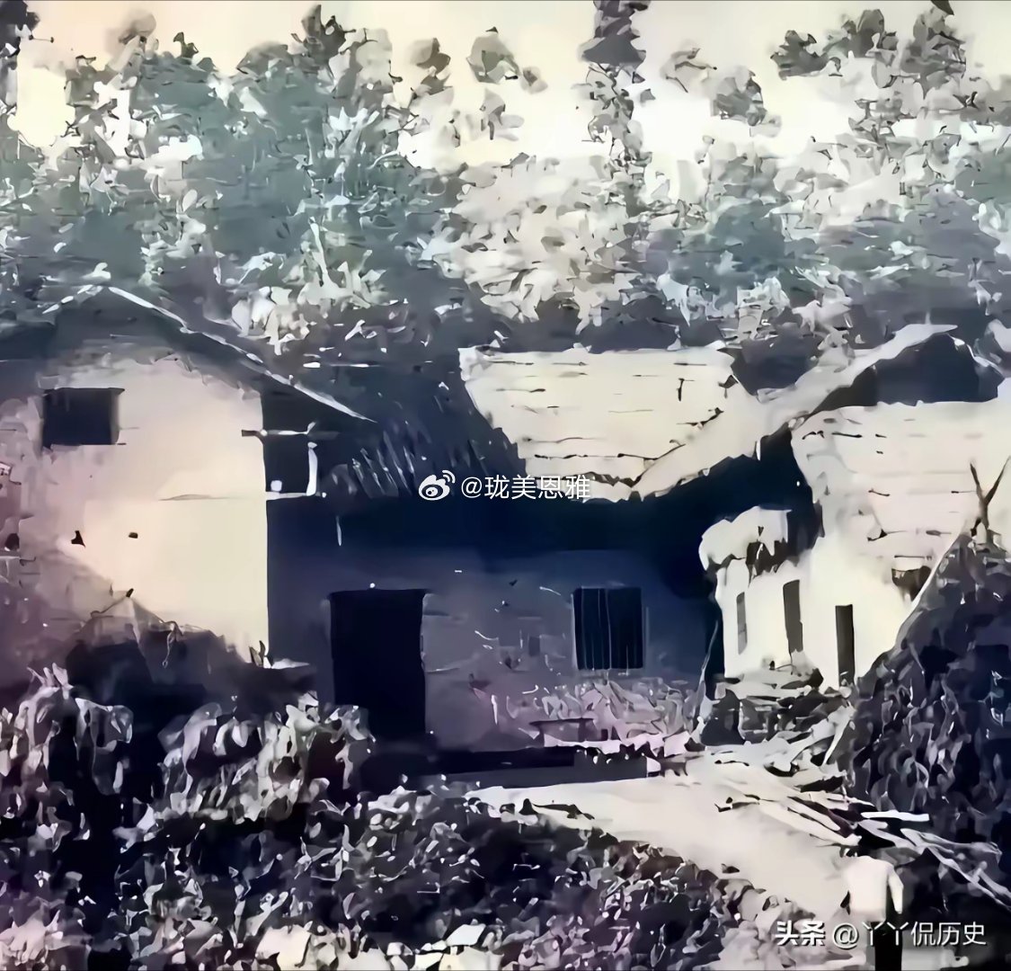 毛泽东故居图一，建国前遭国民党反动派破坏后的样子图二，五十年代经多次修复，恢复原