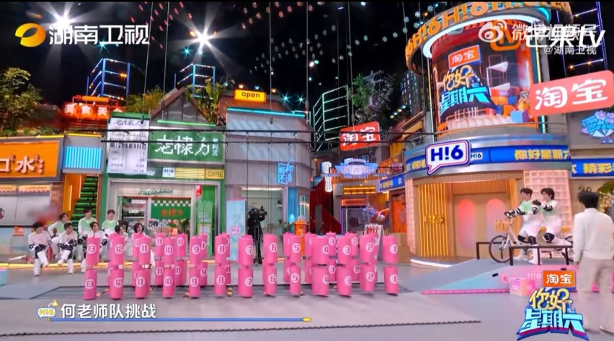 好六街骑车名场面！李维嘉脸都在使劲，用脸转弯我是没想到的！李维嘉骑车脸都在使劲李