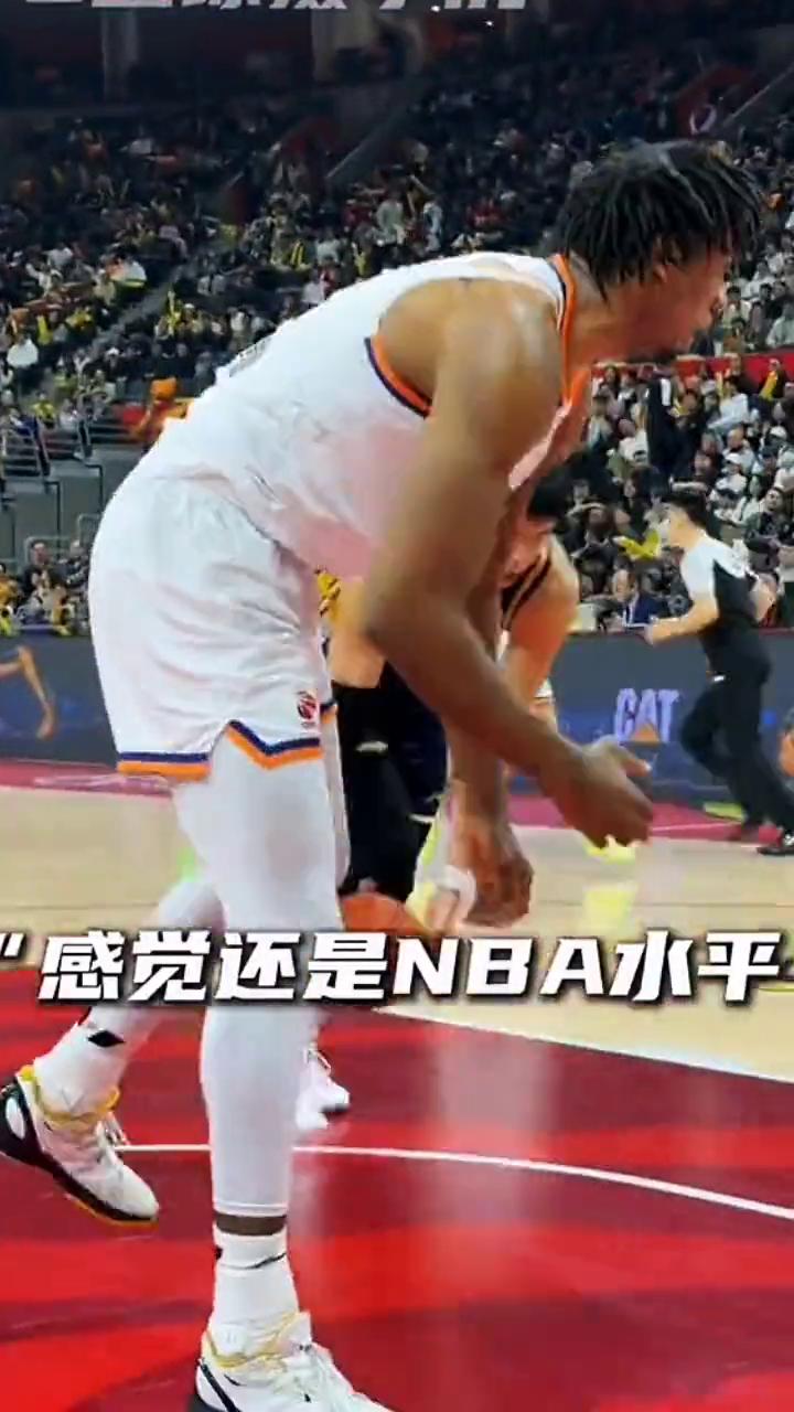 NBA的大白边打CBA也太狂了。
NBA盖帽篮板王白达来CBA也太狂了。
太狂了