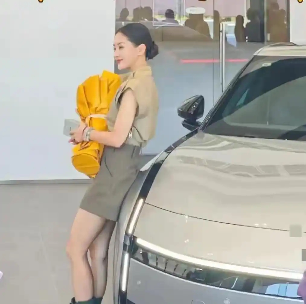 女星王子文现身北京买新能源汽车，一条棕色短裤气质高冷酷帅！ ​​​