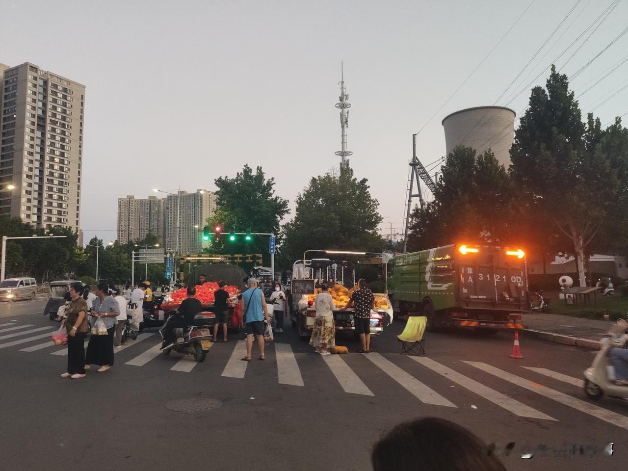 小贩儿占道经营治理了多少天？现如今看着有点儿反弹的迹象呀！下午六点半左右，骑车途