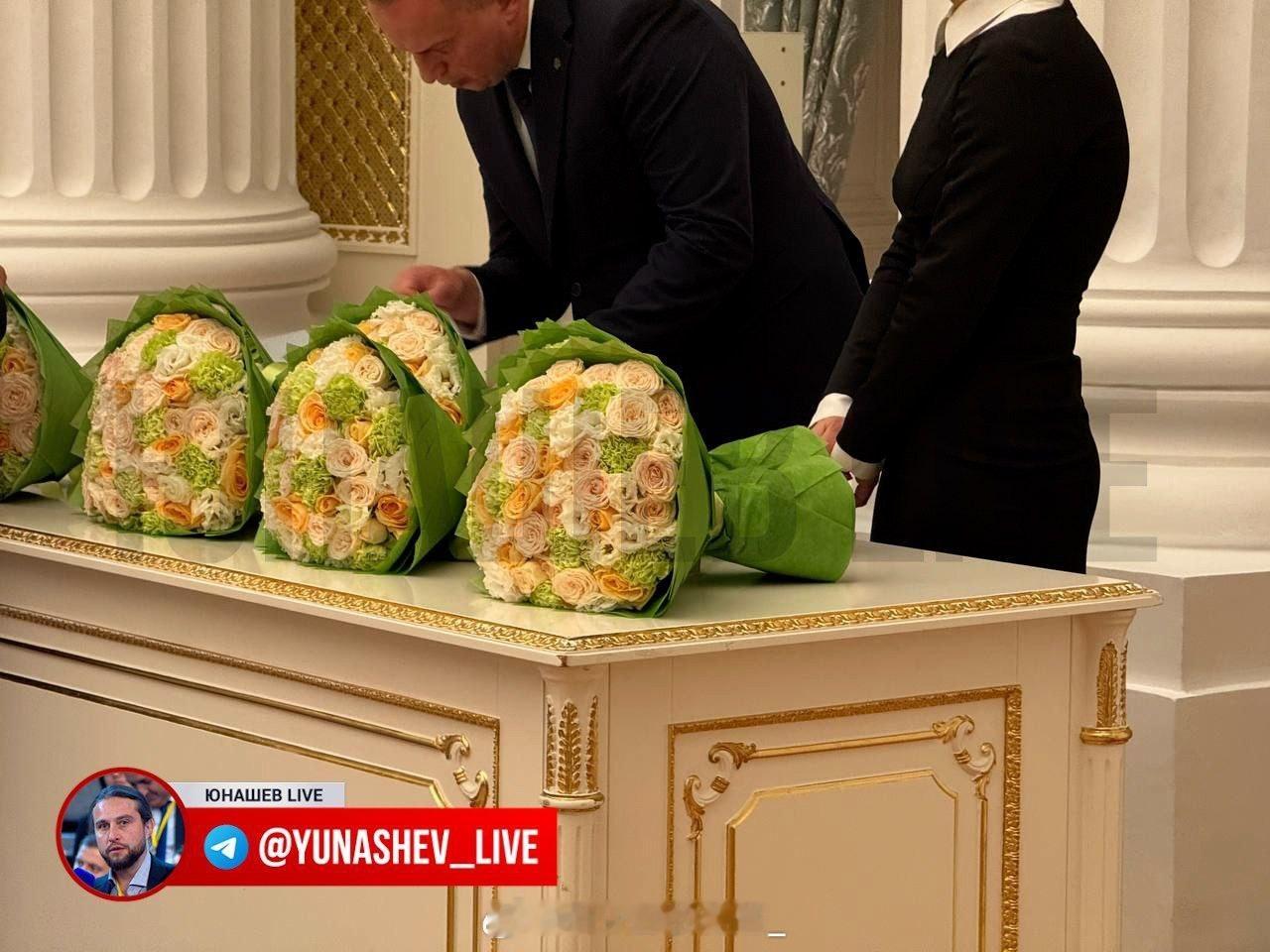 瓦洛佳小朋友[超话]  总统国家颁奖典礼即将开始。这是他们为女士们准备的美丽花束