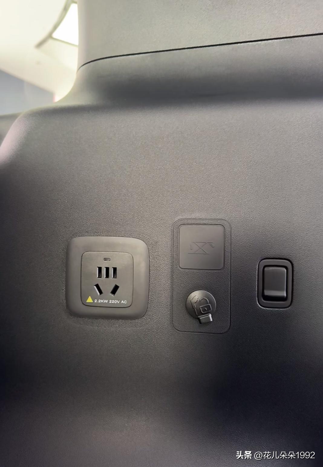除了外放电 内部220V三孔电源才是刚需。
路过一家方程豹展厅，简单体验了一下钛