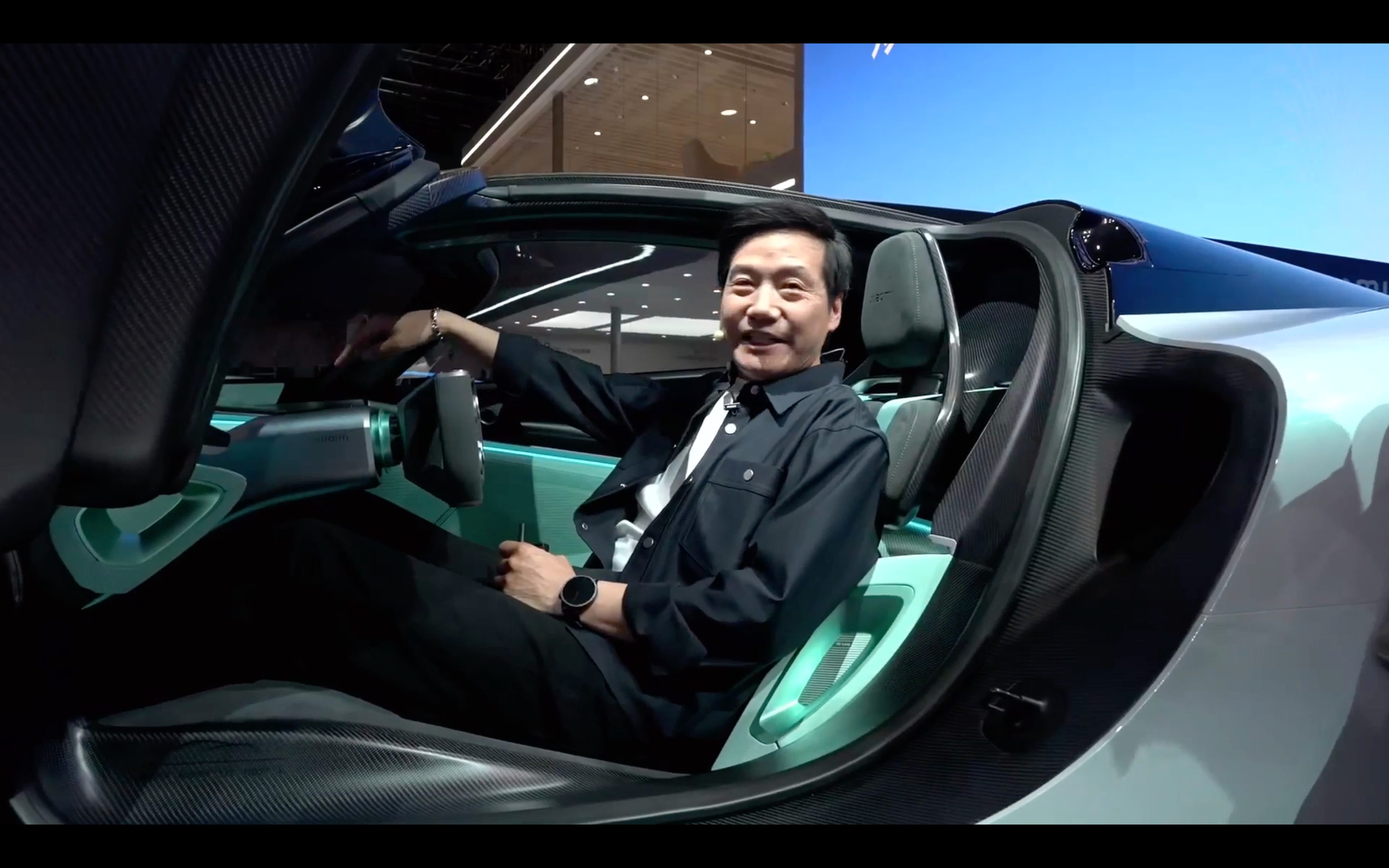 小米汽车首席设计师带直播间的朋友们了解小米Vision GT 这款车，借鉴航空设