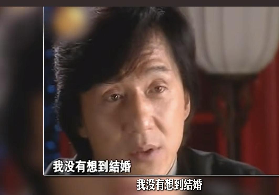 成龙说：“我没有想到结婚，到了后来就逼不得已，我太太肚子大了。我觉得肚子大了，我
